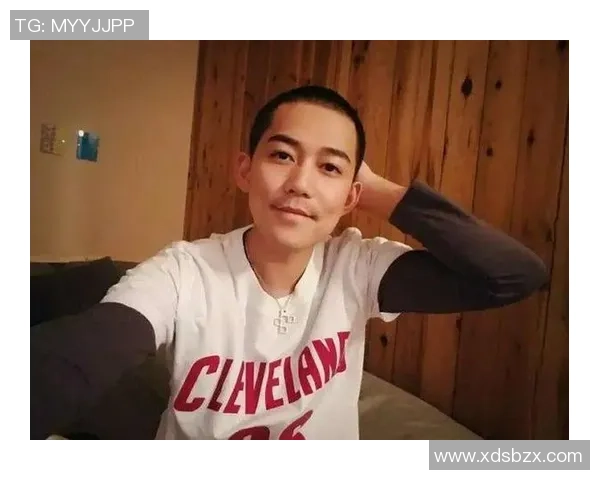 苏醒与足球明星亲密合影展现运动与音乐的完美结合